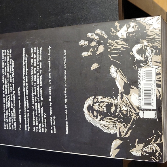 The Walking Dead, Compendium One - Picture 2 of 4